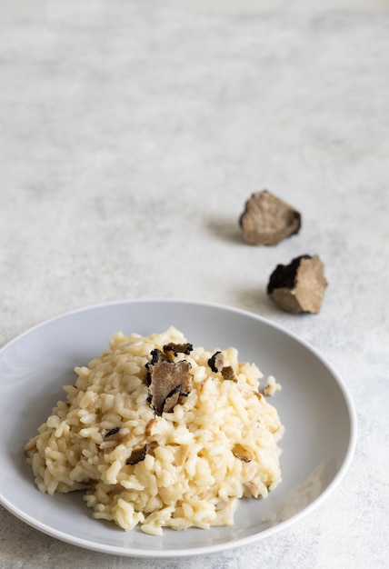 Risoto com cogumelos porcini e trufas negras servidas em um prato gourmet com vista superior