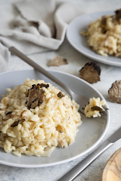 Foto risoto com cogumelos porcini e trufas negras servidas em um prato gourmet com vista superior