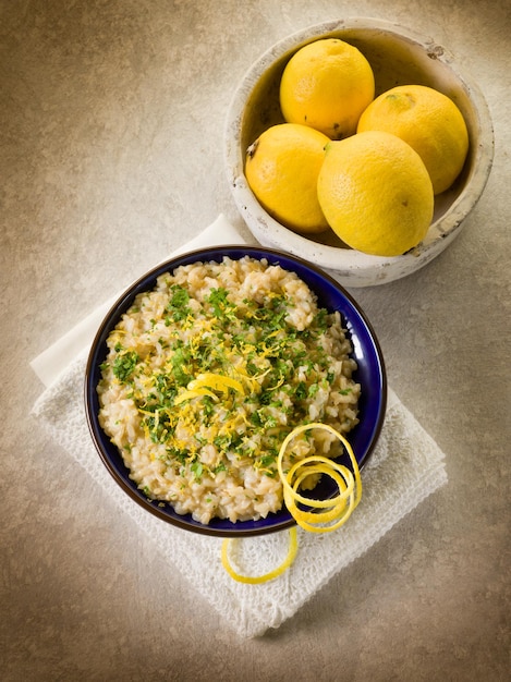 Foto risoto com comida saudável de limão e salsa