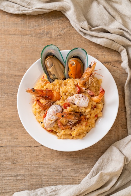 Risoto com frutos do mar (camarões, mexilhões, polvos, moluscos) e tomates