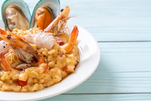 Risoto com frutos do mar (camarões, mexilhões, polvos, moluscos) e tomates