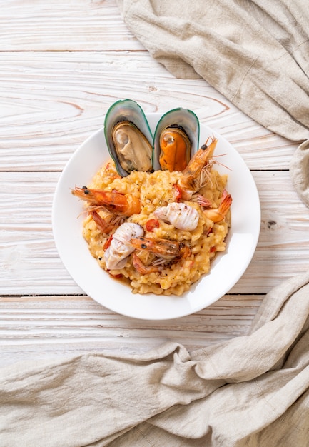 risoto com frutos do mar (camarões, mexilhões, polvos, moluscos) e tomates