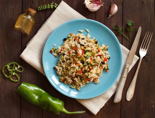 Risoto com legumes em uma vista de mesa de madeira