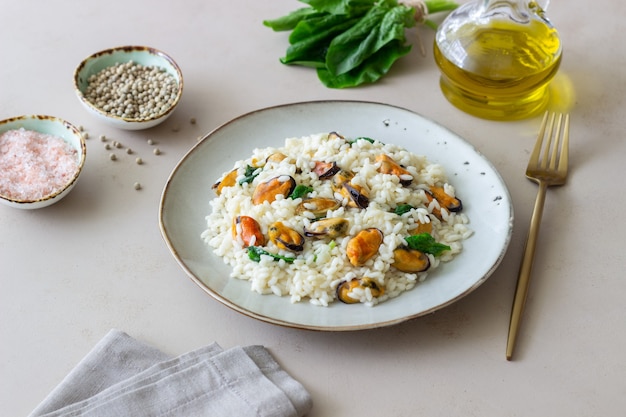 Risoto com mexilhões e espinafre. comida saudável. comida vegetariana.