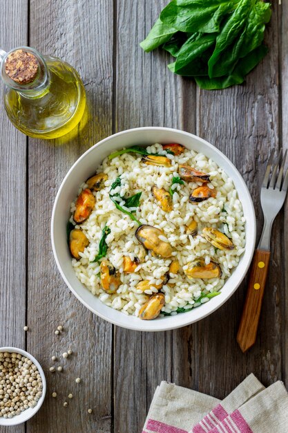 Risoto com mexilhões e espinafre. Comida saudável. Comida vegetariana.