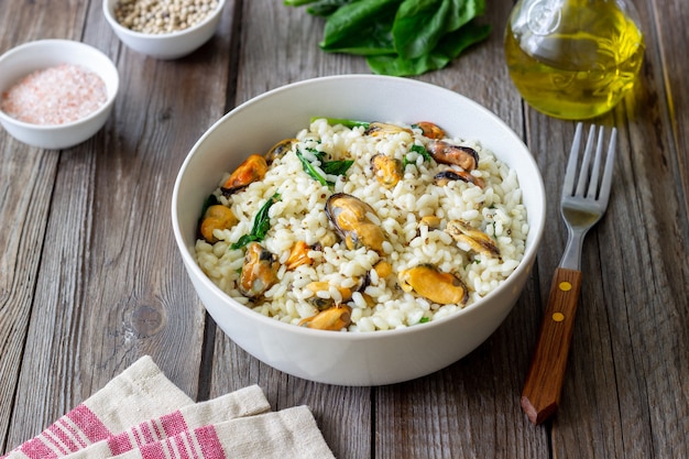 Risoto com mexilhões e espinafre. Comida saudável. Comida vegetariana.