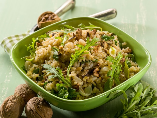 Risoto com rúcula e nozes comida vegetariana