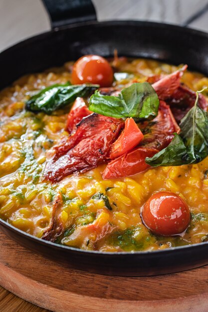 Risoto com tomate seco e manjericão.