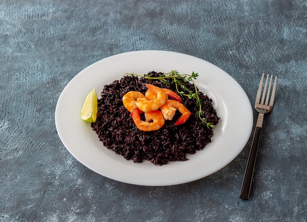 Risoto de arroz preto com camarão.