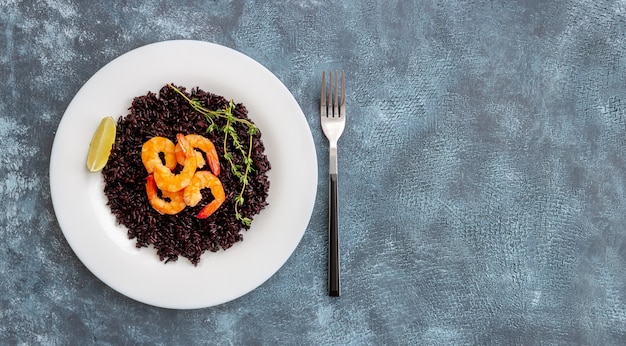 Risoto de arroz preto com camarão.