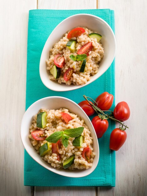 Risoto de cevada com abobrinha e tomate fresco