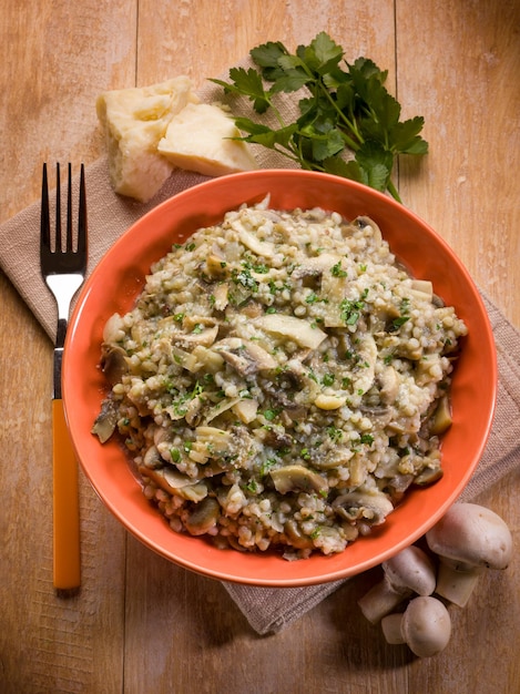 Risoto de cevada com cogumelos