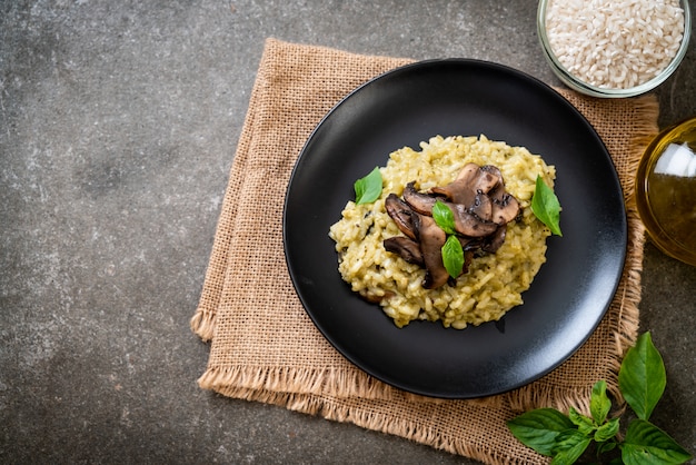 Risoto de cogumelos com pesto e queijo