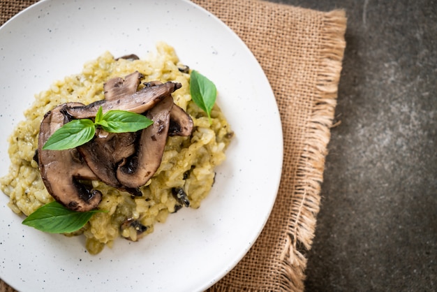 Risoto de cogumelos com pesto e queijo