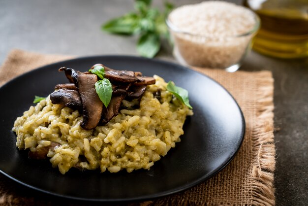 Risoto de cogumelos com pesto e queijo