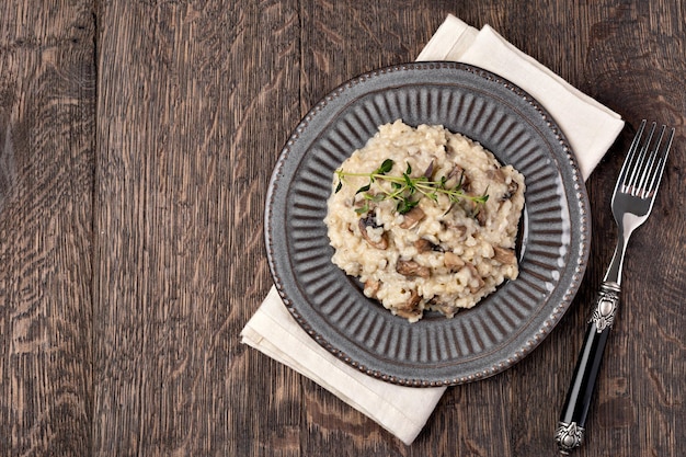 Risoto de cogumelos no prato vista de perto