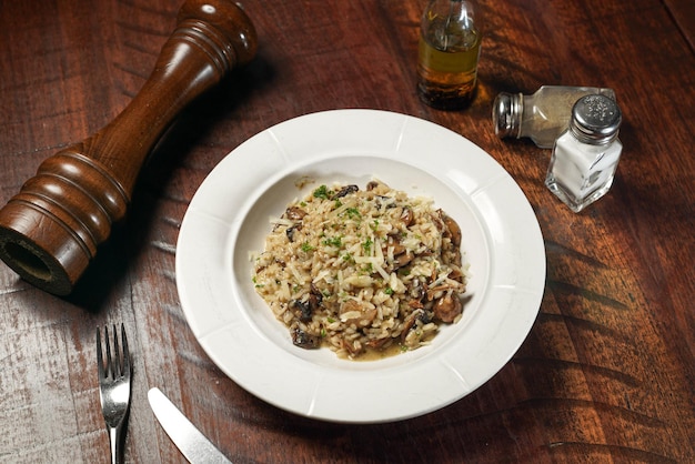 Risoto de Cogumelos servido em prato isolado na mesa de madeira vista superior do fast food italiano