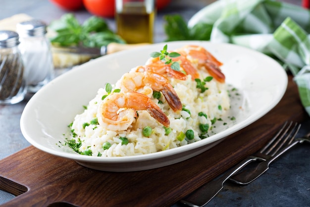 Foto risoto de ervilha verde com camarão