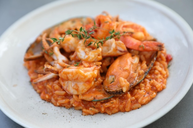 Foto risoto de frutos do mar com camarão mexilhão e lula, comida italiana