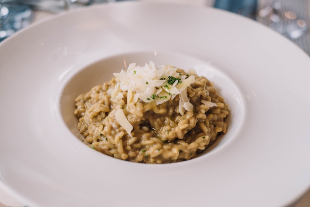 Risoto de parmesão em prato fundo temperado com açafrão