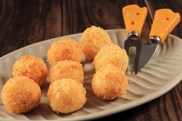 Foto risoto frito caseiro arancini recheado com queijo foco selecionado