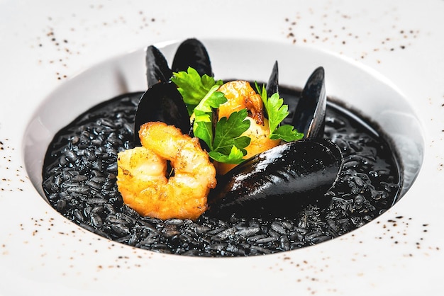 Risoto preto italiano com camarões de tinta de polvo e mariscos