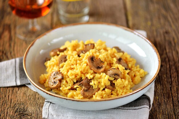 Risoto tradicional com cogumelos, açafrão, queijo parmesão e vegetais