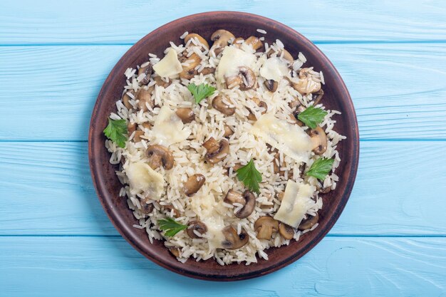 Foto risoto tradicional italiano com arroz de cogumelo e parmesão