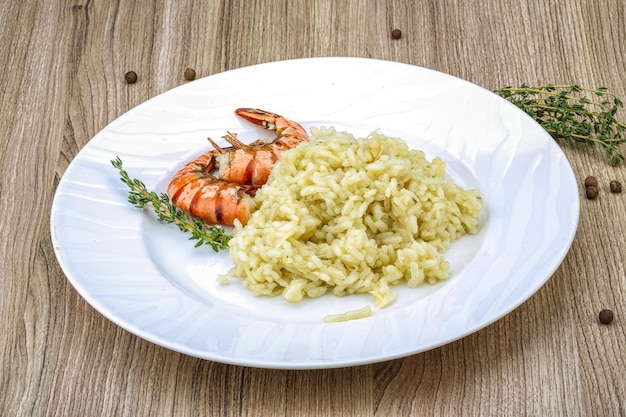 Foto risoto tradicional italiano com camarão tigre e tomilho