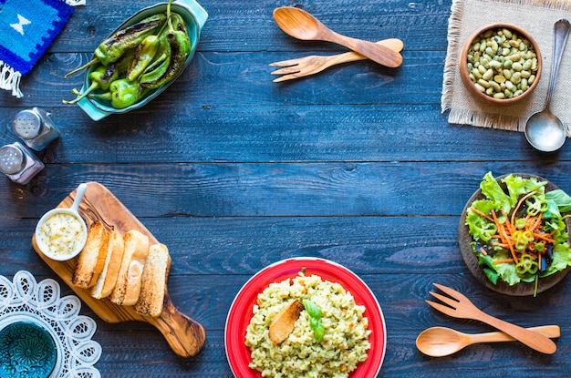 Risoto vegetariano com vários legumes, na mesa rústica de madeira,