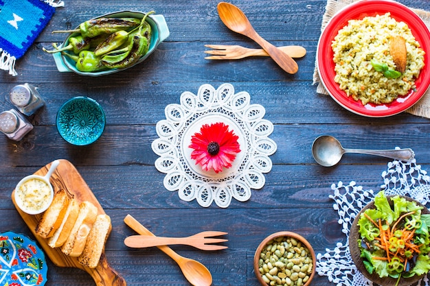 Risoto vegetariano com vários legumes, na mesa rústica de madeira,