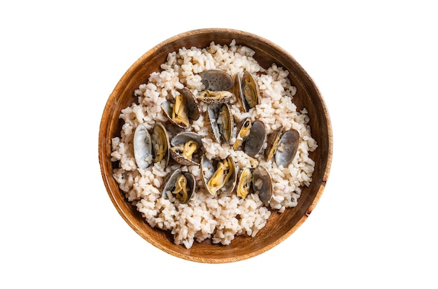 Risotto con almejas y mariscos en un plato de madera aislado sobre fondo blanco.