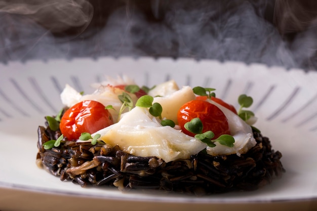 Risotto de arroz negro con bacalao desmenuzado