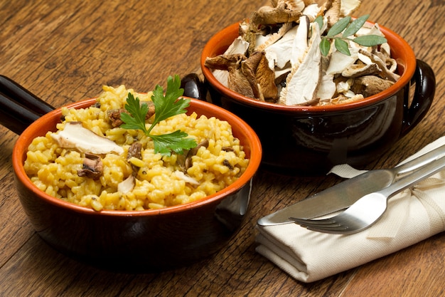 Risotto con azafrán y champiñones.