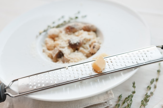 Risotto de boletus de setas con romero y parmesano