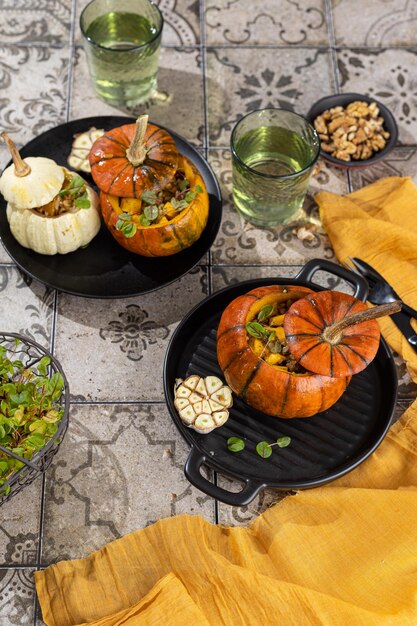 Foto risotto de calabaza fresca de otoño vegano saludable vegetariano comiendo comida de confort vista superior