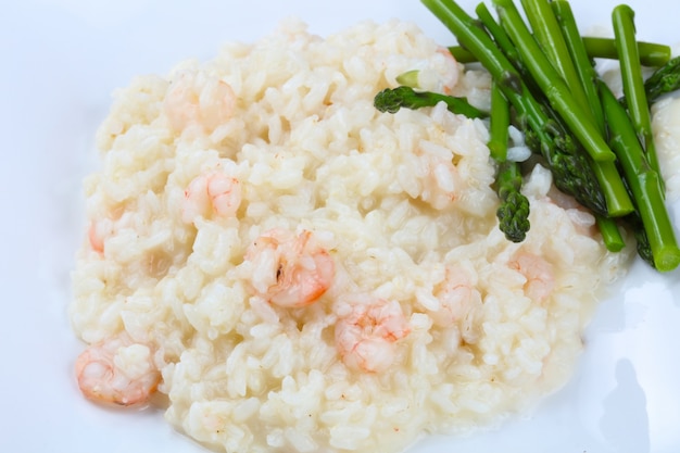 Risotto con camarones y astarago