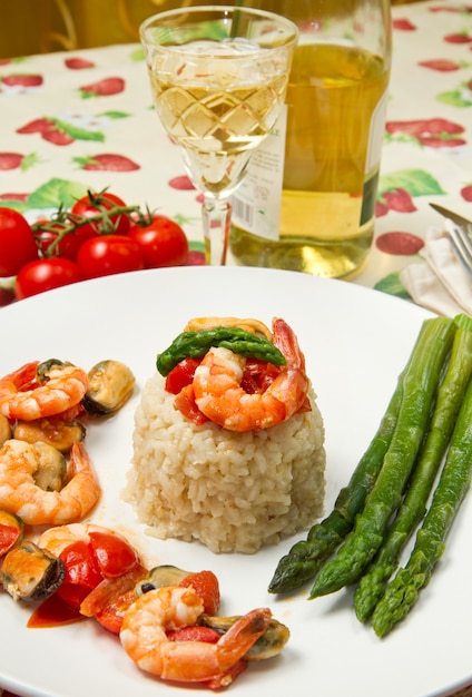 risotto con camarones, mejillones, espárragos y champiñones