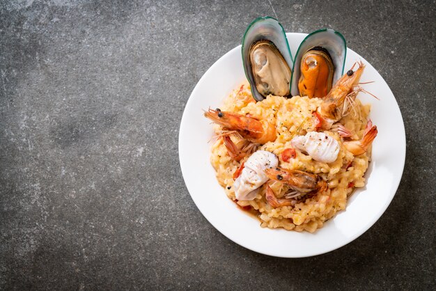 risotto con camarones, mejillones, pulpo, almejas y tomates