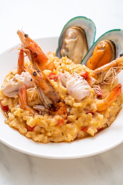 risotto con camarones, mejillones, pulpo, almejas y tomates