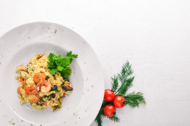 Foto risotto con camarones sobre un fondo de madera vista superior espacio libre para el texto