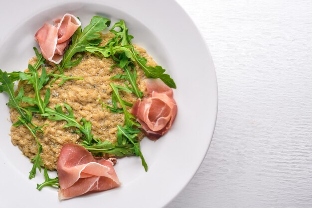 Risotto con carne picada y rúcula Vista superior Espacio libre