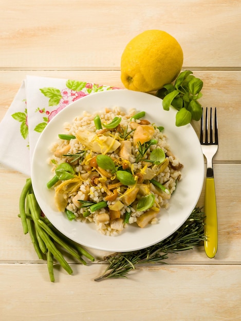 Risotto de cebada con setas alcachofa carne blanca y judías verdes