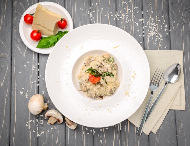 Risotto con champiñones, perejil y parmesano