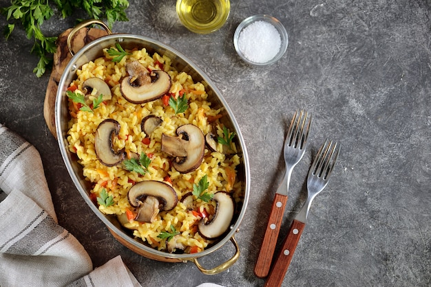 Risotto con champiñones, pimientos, zanahorias, cebollas y aceite de oliva