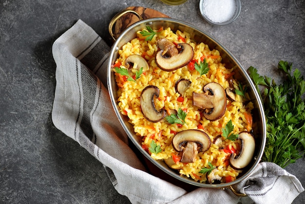 Risotto con champiñones, pimientos, zanahorias, cebollas y aceite de oliva