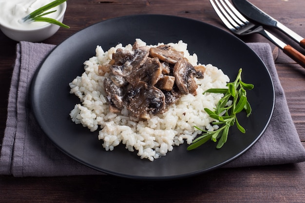 Risotto con champiñones en una placa negra