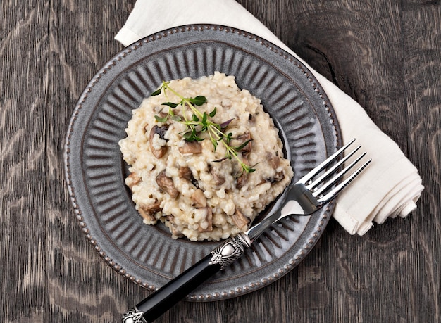 Risotto de champiñones en la placa vista de cerca