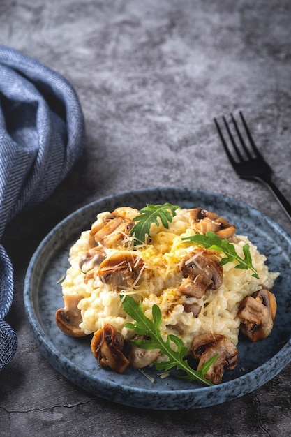 Risotto de champiñones en un plato, close-up