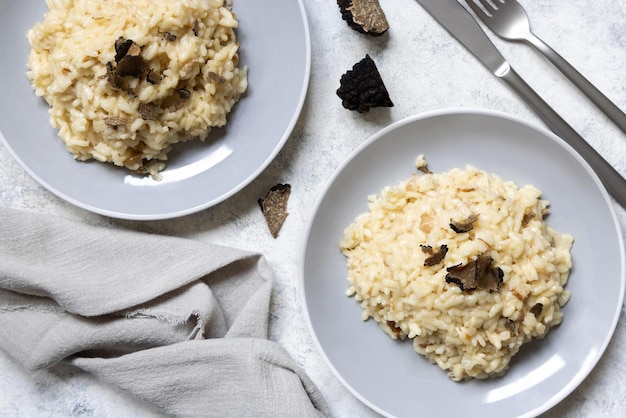 Risotto con champiñones porcini y trufas negras servido en un plato vista superior cocina gourmet